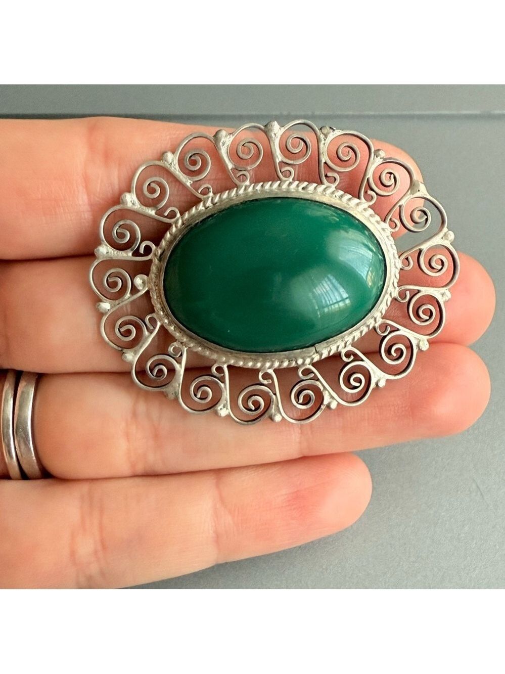 Large Vintage Mexican Green Onyx Filigree Sterling Silver Brooch JE Sign… - Picture 2 of 6